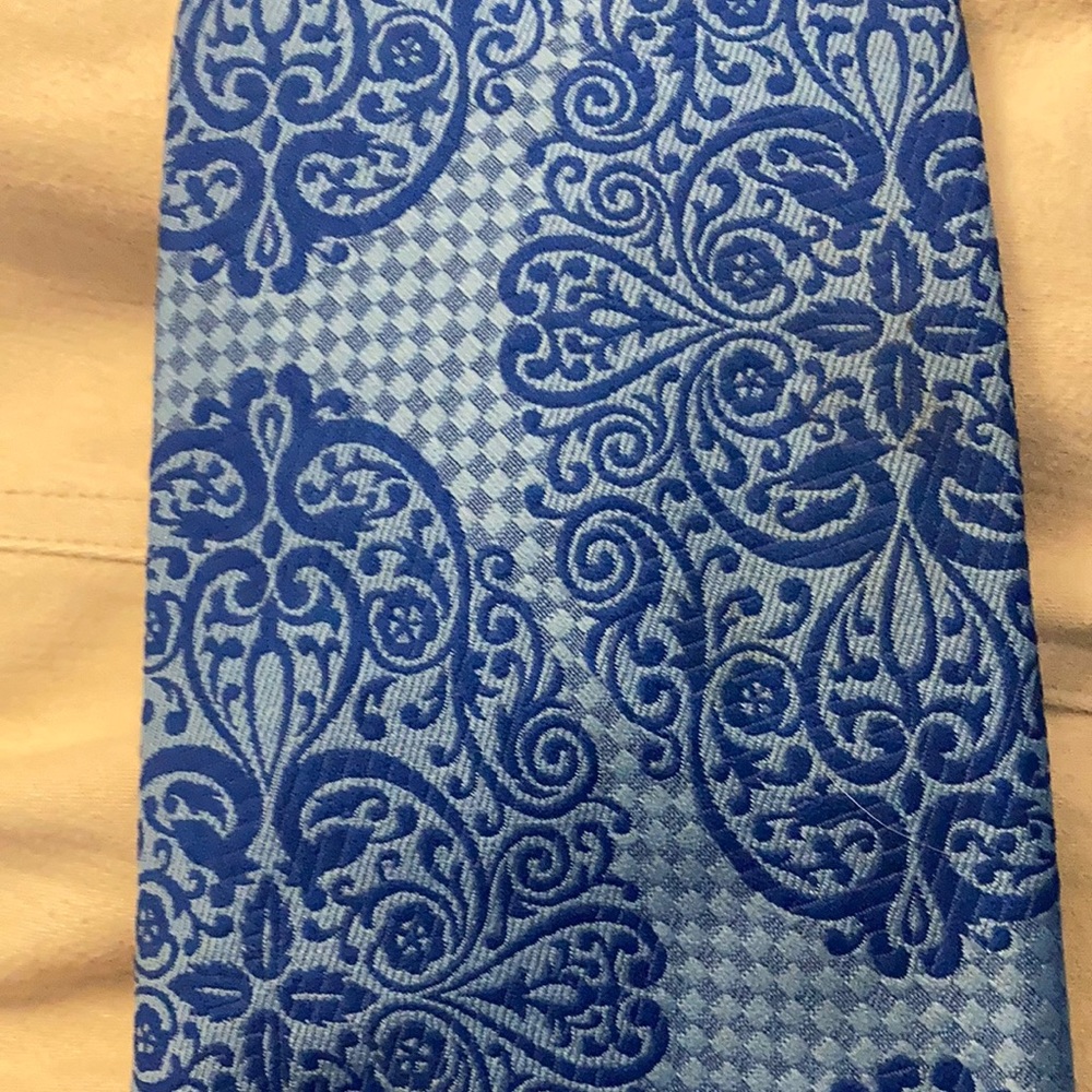Men’s vintage tie, looks great. Looks like it had never been worn.